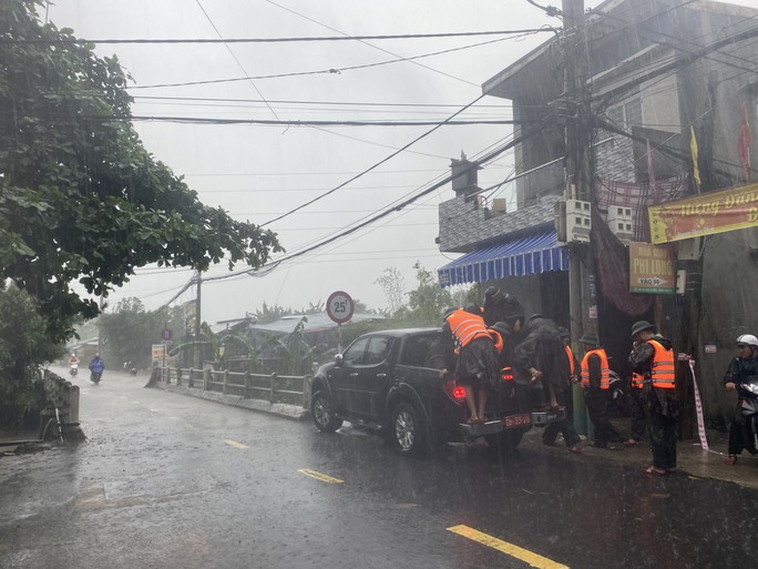 Trong tình hình thời tiết xấu, thành phố cần đưa ra lệnh cấm biển, khuyến cáo người dân tránh đi vào vùng biển nguy hiểm. Địa phương cần có giải pháp căn cơ, lâu dài, hiệu quả để phòng, chống ngập úng