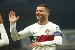 Bóng đá - Rùng mình Ronaldo bất ngờ bị fan cuồng tấn công ngay trên sân