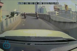 Phi thường - kỳ quặc - Video: Chàng trai suýt rơi khỏi cầu vượt vì màn "ôm cua" khét lẹt.