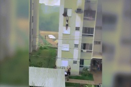 Thế giới - Bị thu điện thoại, cháu hành động rồ dại khiến ông bà ngoại phải nhảy xuống từ tầng 3