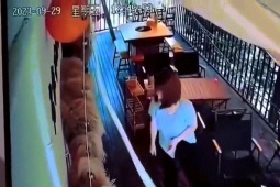 Bạn trẻ - Cuộc sống - Dùng bật lửa để đốt đồ trang trí trong quán lẩu, cô gái suýt gây hỏa hoạn nghiêm trọng