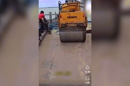 Ô tô - Clip: Kinh hoàng xe lu được đưa lên tàu và cái kết