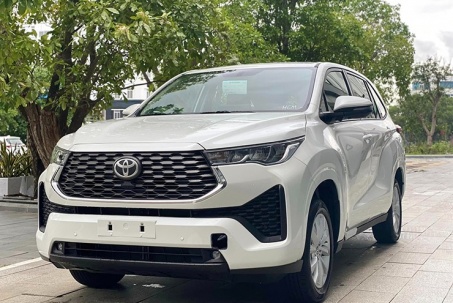 Ảnh thực tế Toyota Innova Cross 2.0V tại đại lý Việt Nam, giá 810...