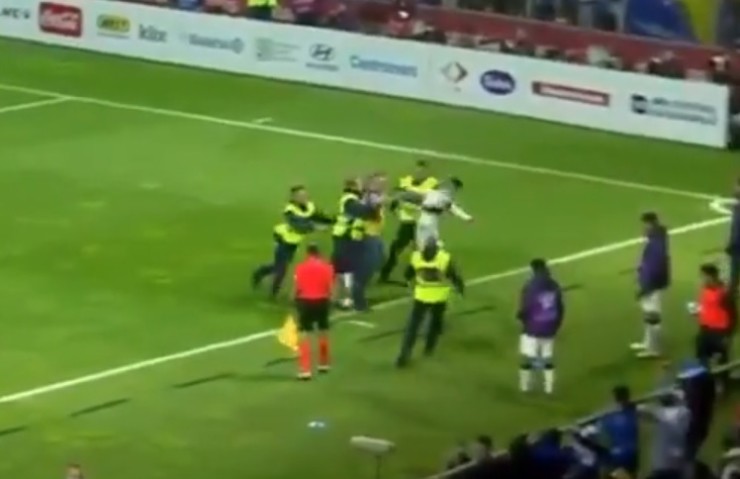 Một CĐV Bosnia &amp; Herzogovina tấn công Ronaldo ngay trên sân vì quá bức xúc
