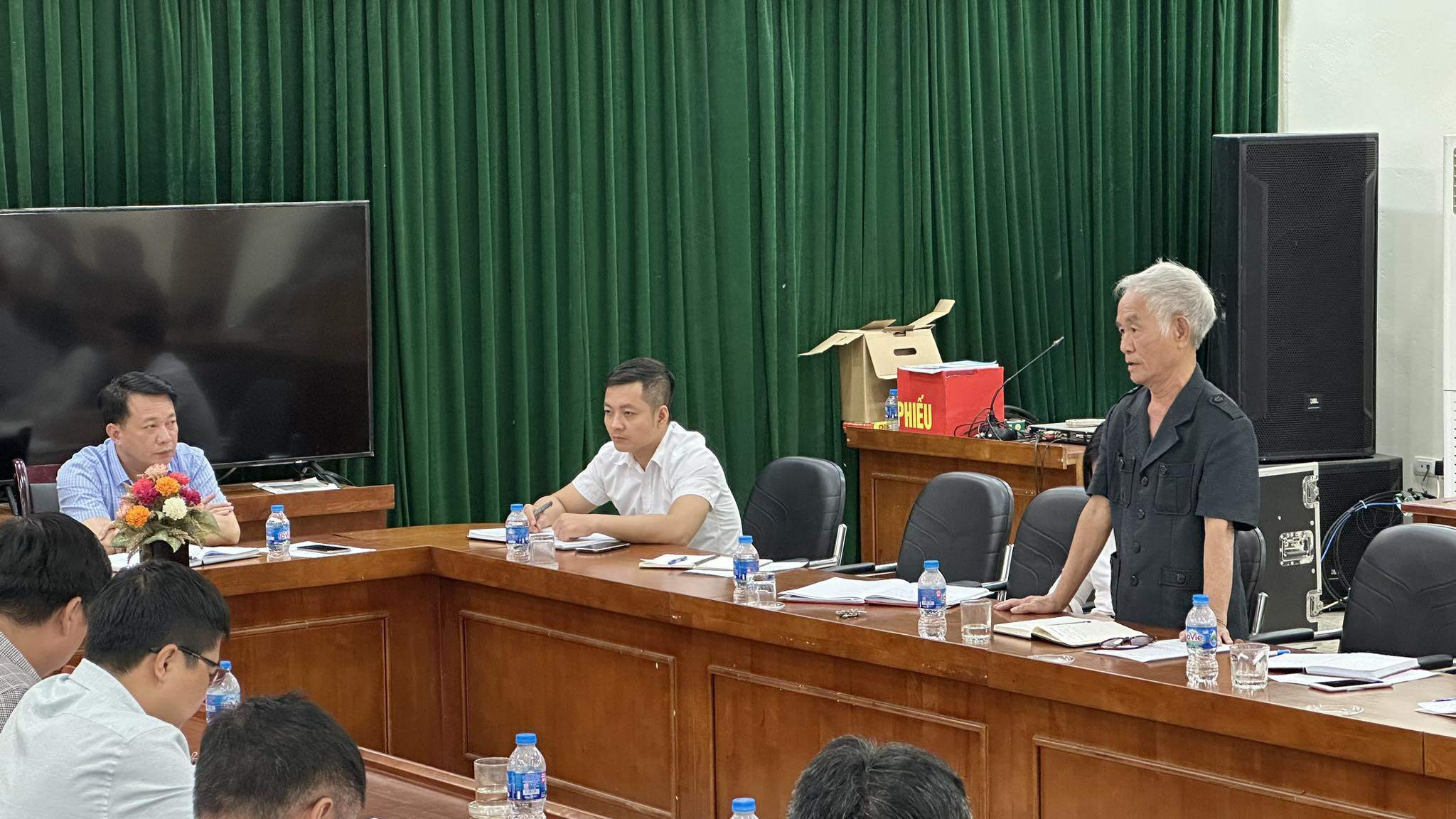 Phó chủ tịch UBND huyện Thanh Oai Nguyễn Trọng Khiển họp khẩn với các đơn vị liên quan và cư dân khu đô thị Thanh Hà về vấn đề chất lượng nước sạch không đảm bảo và mất nước.
