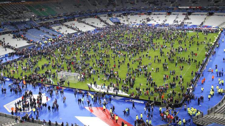 Sân Stade de France trở nên hỗn loạn sau vụ đánh bom