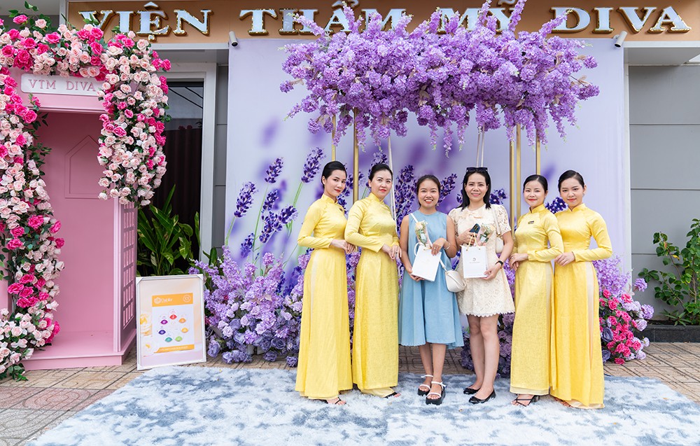 Khách hàng check in tại Viện thẩm mỹ DIVA được nhận quà tặng gồm Voucher và mặt nạ.