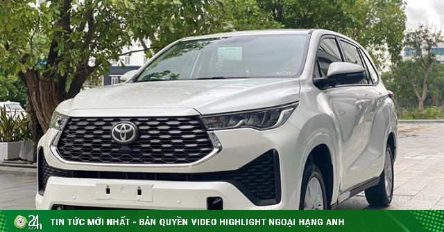 Ảnh thực tế Toyota Innova Cross 2.0V tại đại lý Việt Nam, giá 810 triệu ...