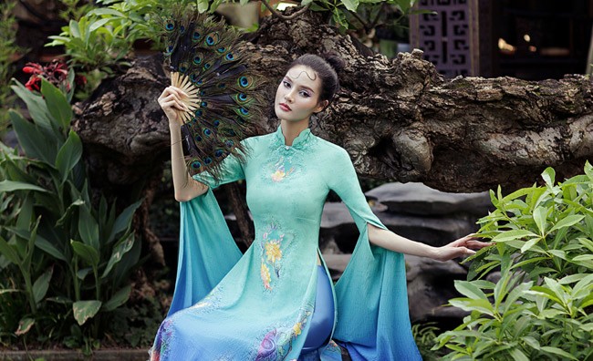 Ngay sau cuộc thi, Hương Giang đã cho thấy sự lựa chọn kiên trì theo con đường người mẫu chuyên nghiệp của mình, cô ngay lập tức có sự kết hợp cùng một trong những NTK áo dài có tiếng tại Việt Nam - NTK Đỗ Trịnh Hoài Nam. Sự kết hợp cùng NTK Đỗ Trịnh Hoài Nam trong bộ sưu tập áo dài “Tố Nữ” của Hương Giang được đánh giá là nước cờ thông minh để khẳng định sự đa dạng trong phong cách trình diễn của cô.