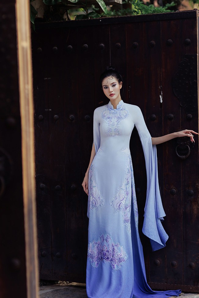 Hương Giang từng học Đại học Ngoại thương (chuyên ngành Tiếng Anh Thương mại), tuy nhiên cô lại chọn theo đuổi đam mê làm người mẫu chuyên nghiệp. Dừng chân ở ngôi vị Á quân 2 tại chung kết The New Mentor nhiều khán giả và chính Super mentor Hương Giang không khỏi tiếc nuối cho cô gái nhiều năng lượng này.