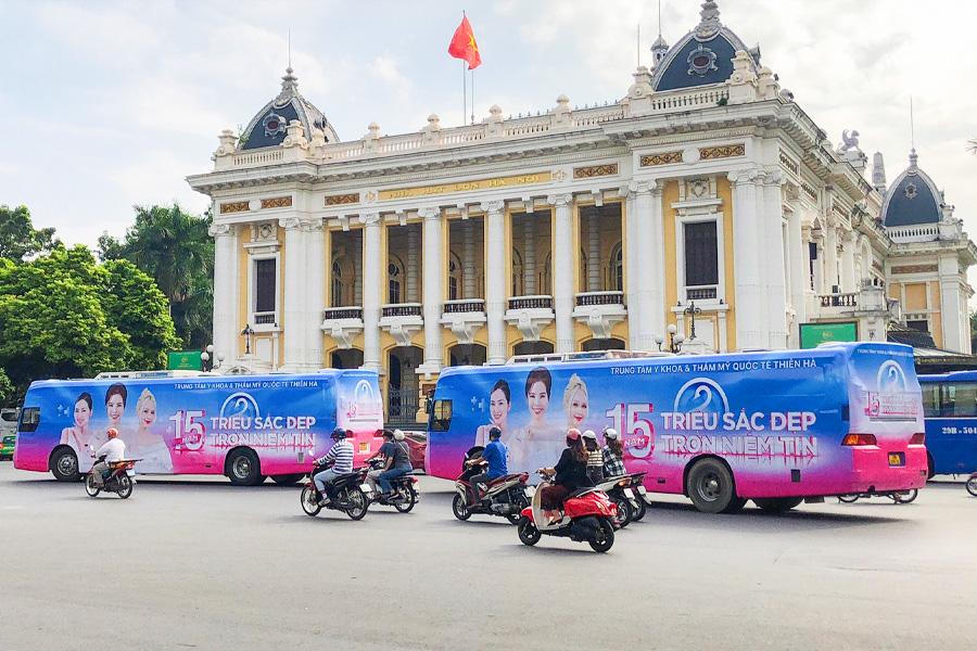 Dàn xe bus mang thông điệp “Triệu sắc đẹp - Trọn niềm tin” với màu sắc rực rỡ
