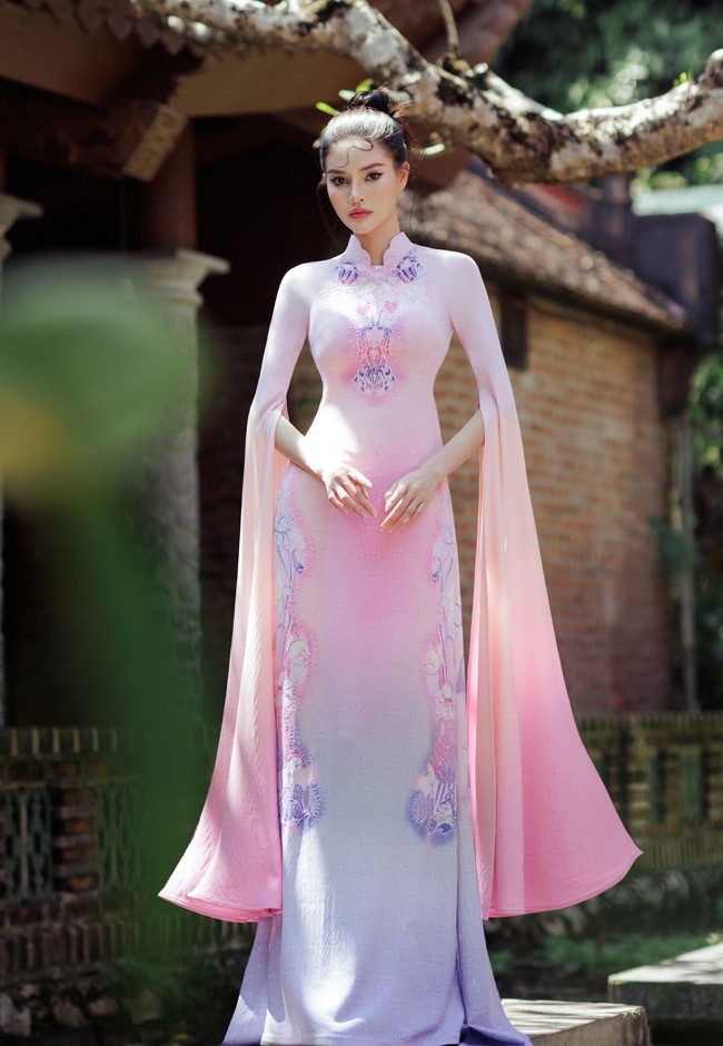 Chất liệu cao cấp của những sóng lụa cùng kỹ thuật thêu đính thủ công tỉ mỉ từ những nghệ nhân làng nghề kết hợp cùng phương pháp thiết kế đặc trưng của NTK Đỗ Trịnh Hoài Nam khiến vẻ đẹp của phụ nữ trở nên nổi bật và riêng có.