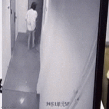 Sau khi mở cửa nhà, người phụ nữ liền bước vào bên trong.