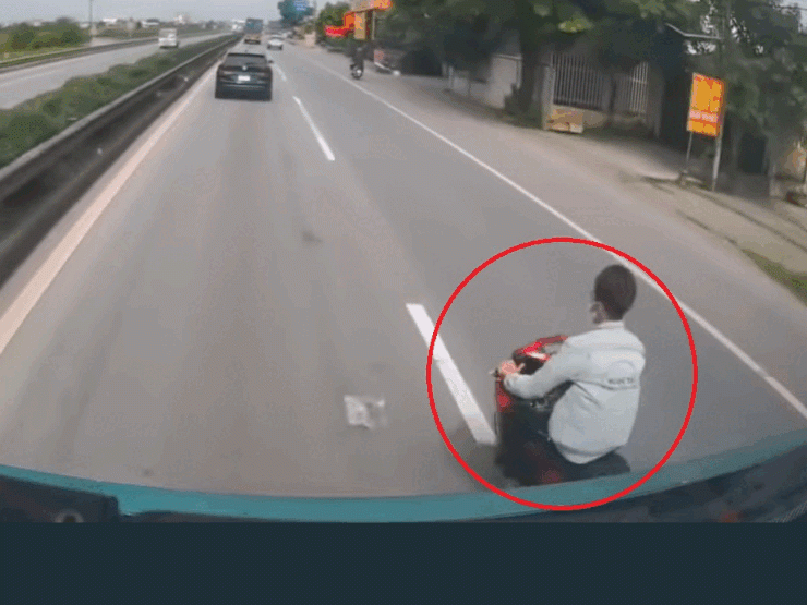 Video: Bức xúc nam thanh niên lái xe máy uốn éo trước đầu ô tô - 1