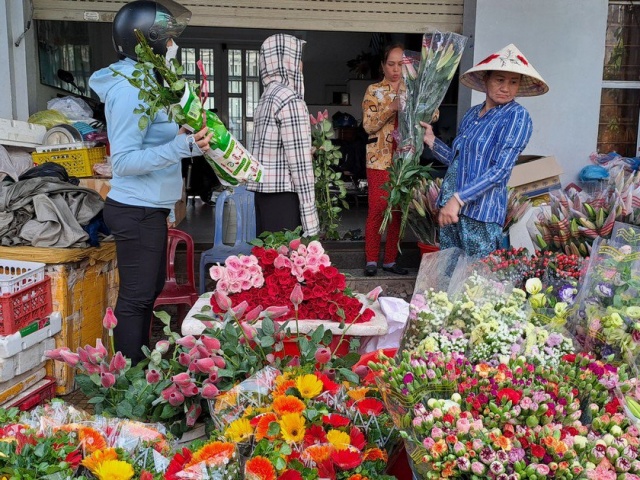 Thị trường - Tiêu dùng - Hoa hồng có giá rẻ bất ngờ trước ngày 20-10