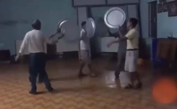 Cánh mày râu có màn tập dượt văn nghệ mừng ngày 20/10 hài hước - 5