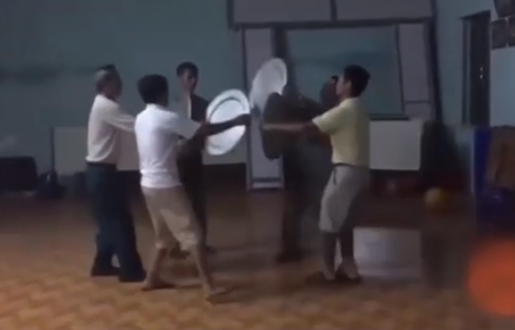 Cánh mày râu có màn tập dượt văn nghệ mừng ngày 20/10 hài hước - 7