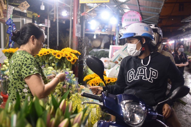 Khách mua hoa tại chợ Hồ Thị Kỷ. Ảnh: THU HÀ