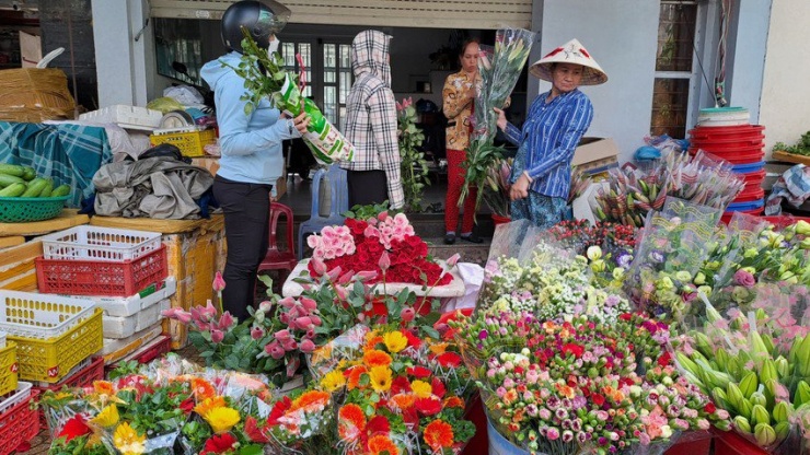 Hoa hồng có giá bán lẻ từ 5.000 - 8.000 đồng/bông. Ảnh: THU HÀ