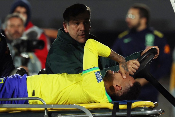 Neymar bật khóc khi sớm phải rời sân
