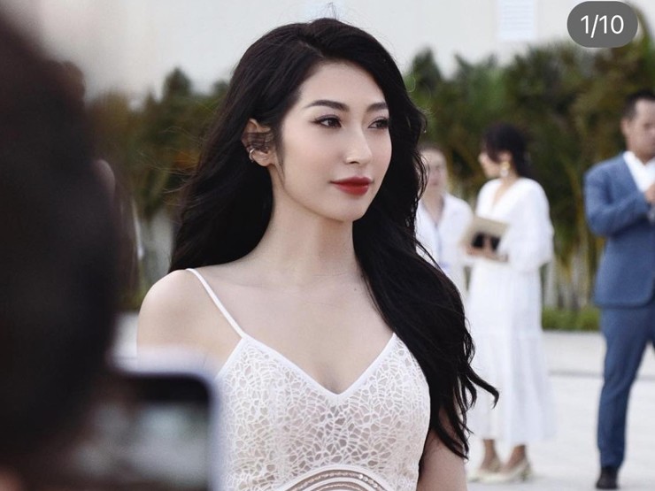 Song, không phải lần nào Khổng Tú Quỳnh cũng được khen với đầm xuyên thấu.

