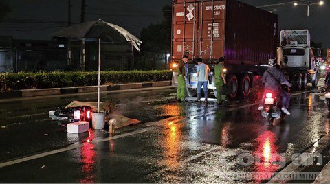 Công an khám nghiệm hiện trường.