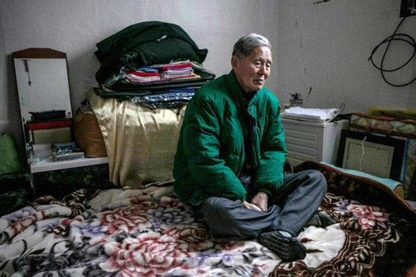 Ở tuổi xế chiều, cụ ông vẫn vui khi liên tục cưới vợ rồi mất hết tài sản. Ảnh minh hoạ