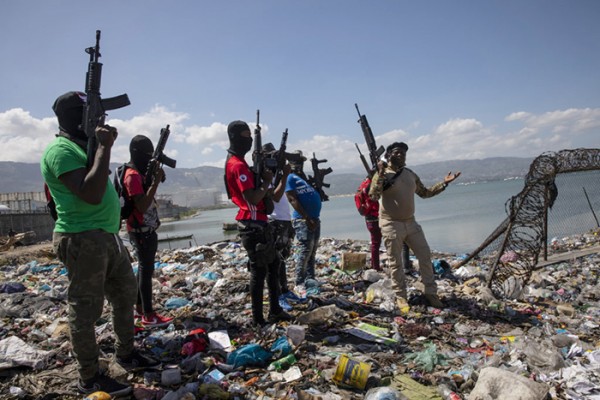 Các băng đảng vũ trang đang hoành hành tại Haiti và kiểm soát tới 80% diện tích thủ đô Port-au-Prince. Ảnh: PBS