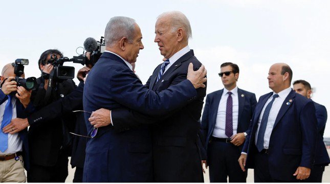 Thủ tướng Israel Benjamin Netanyahu đón Tổng thống Mỹ Joe Biden tại sân bay ngày 18/10. (Ảnh: CNN)