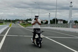 Thanh niên chạy xe máy 'bốc đầu’ để câu view, bị CSGT xử phạt