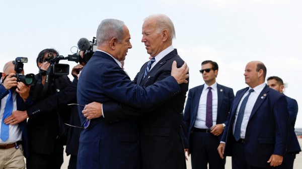Thủ tướng Israel Benjamin Netanyahu đón Tổng thống Mỹ Joe Biden tại sân bay. Ảnh: Reuters