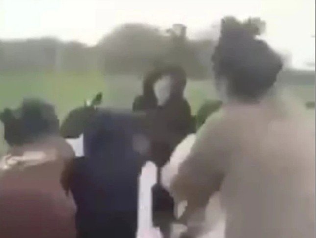 Hình ảnh nữ sinh bị đánh hội đồng (cắt từ clip)