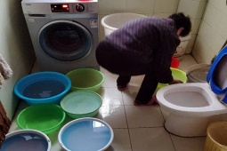 Bạn trẻ - Cuộc sống - Tại sao không nên đổ nước thải sinh hoạt vào bồn cầu?