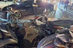 Tin tức trong ngày - Ô tô tông nhiều xe máy đang dừng đèn đỏ ở TP.HCM