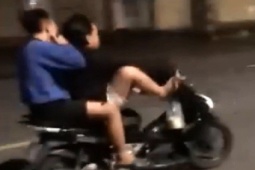 Tin tức trong ngày - Lái xe máy bằng chân chở bạn phóng nhanh trên quốc lộ