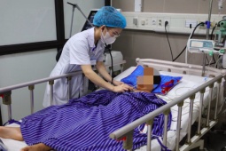 Sức khỏe đời sống - Bỏ rắn độc vào cặp sách mang đến lớp, bé 7 tuổi bị rắn cắn nguy kịch