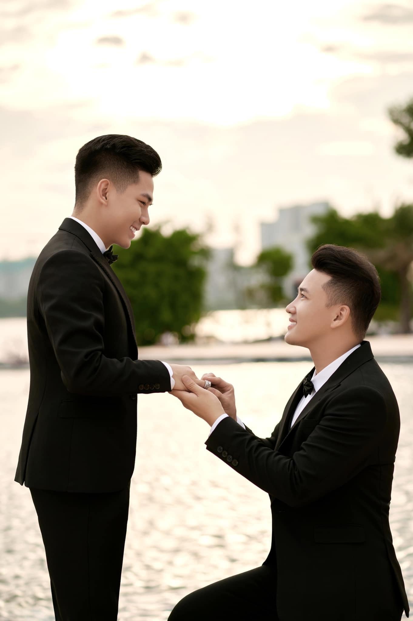 Diễn viên Hà Trí Quang quỳ gối, cầu hôn lãng mạn bạn trai yêu 7 năm - 1