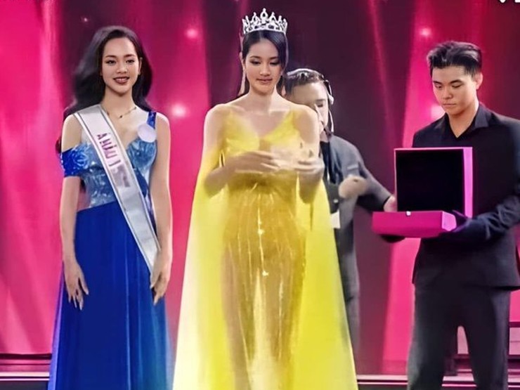 Không ít người đẹp mắc lỗi kém duyên vì chọn sai nội y với đầm xuyên thấu, điển hình như trường hợp của Á hậu Phương Anh.
