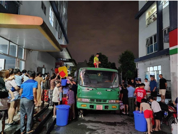 Người dân Khu đô thị Thanh Hà đang gặp khó khăn về nước sạch sinh hoạt. Ảnh: Người dân cung cấp.