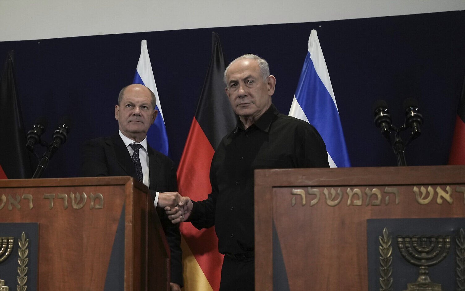 Thủ tướng Đức Olaf Scholz (trái) bắt tay ông Netanyahu trong cuộc họp báo chung ở Tel Aviv ngày 17/10.