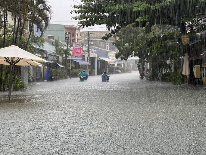 Thời tiết ngày 18/10: Nhiều nơi ở Trung Bộ và Nam Bộ có mưa to - 1