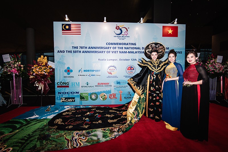 Á hậu Hoàng Thùy Anh với chiếc áo dài truyền thống đầy ấn tượng trên nước bạn.