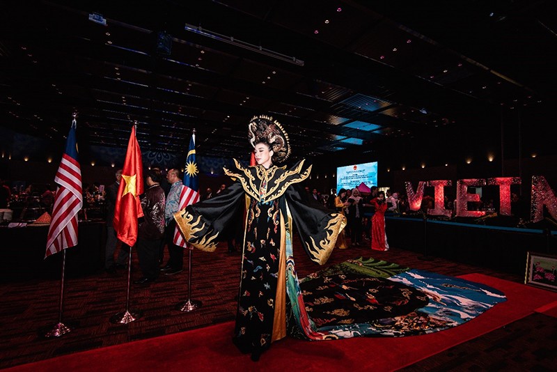 Á hậu Hoàng Thùy Anh gây ấn tượng với quốc phục Việt tại Malaysia - 3