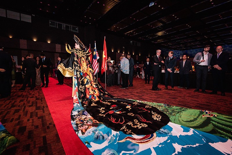 Á hậu Hoàng Thùy Anh gây ấn tượng với quốc phục Việt tại Malaysia - 5