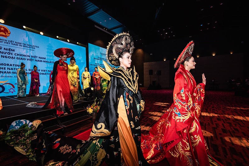 Á hậu Hoàng Thùy Anh gây ấn tượng với quốc phục Việt tại Malaysia - 6