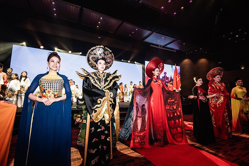 Á hậu Hoàng Thùy Anh gây ấn tượng với quốc phục Việt tại Malaysia - 7