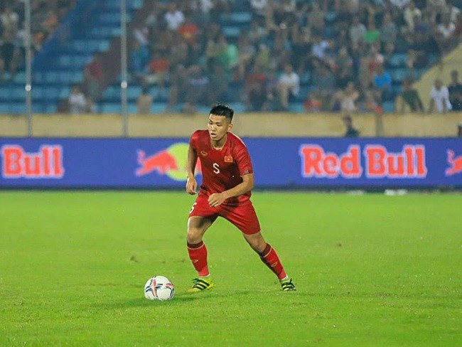 Giáp Tuấn Dương là hậu vệ trẻ của tuyển Việt Nam, hiện thi đấu tại câu lạc bộ Công an Hà Nội. 
