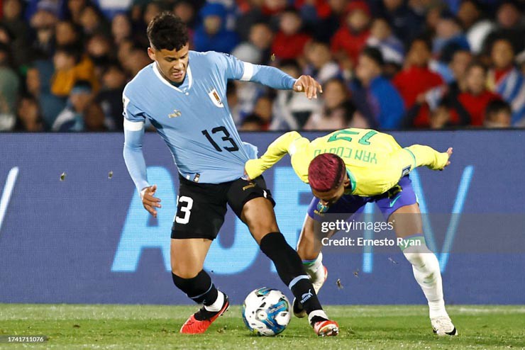 Trận đấu giữa Uruguay (áo xanh) và Brazil diễn ra căng thẳng