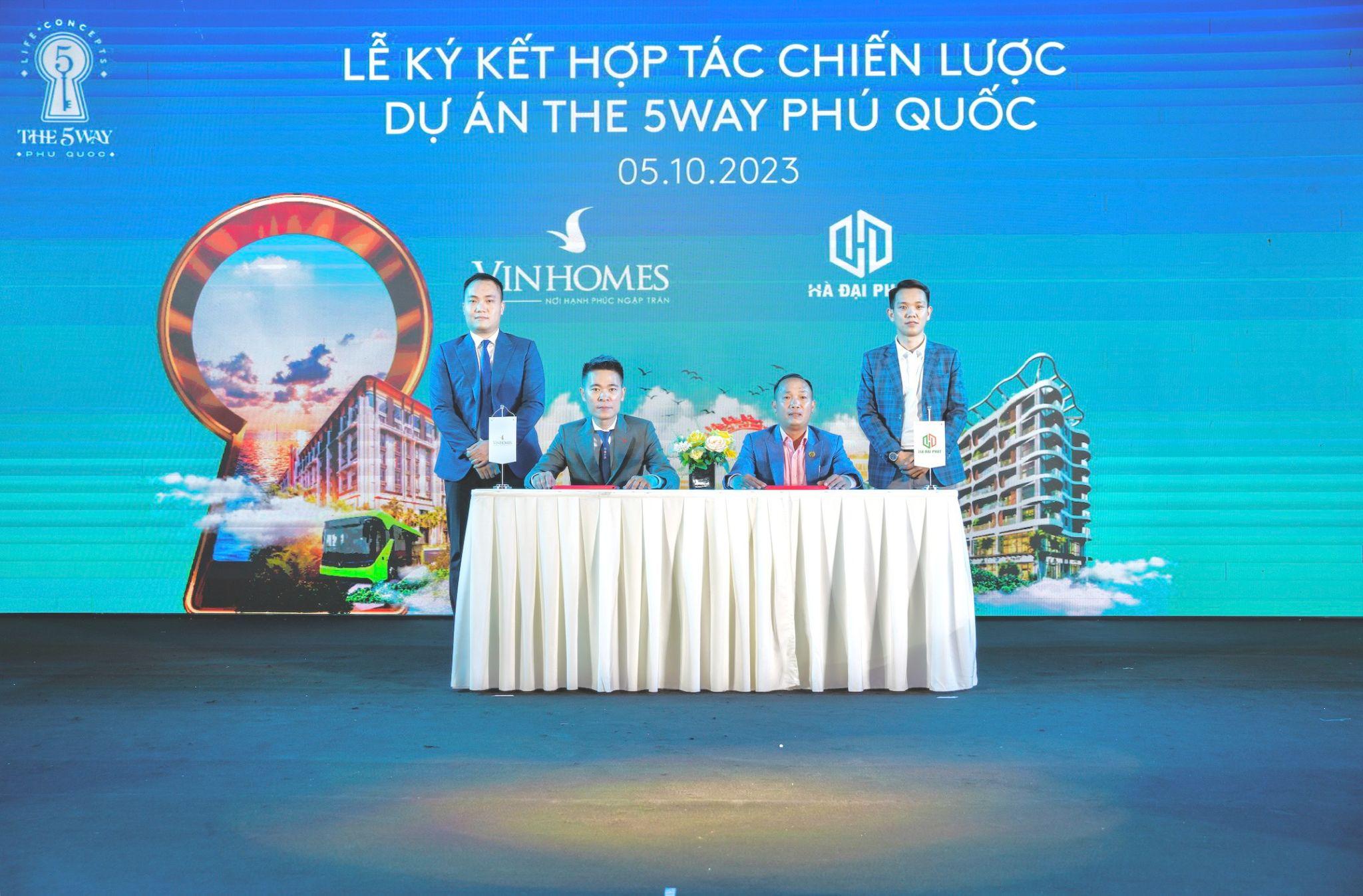 Đại điện Công ty Hà Đại Phát Ông: Nguyễn Phúc Đại TGĐ và Ông Hoàng Quốc Dũng GDKD ký kết hợp tác với Vinhomes