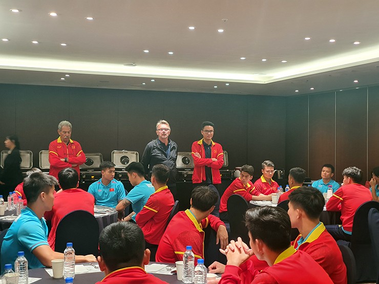 HLV Troussier trò chuyện với các học trò trong phòng ăn của ĐT Việt Nam sau trận thua Hàn Quốc.